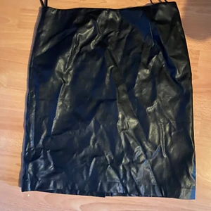 BON’A PARTE skinnkjol - Köptes för 1299kr och säljs för 800kr. Använd en gång men är nu för liten.