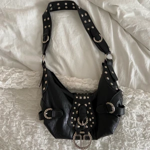 Väska - Säljer denna super snygga vintage väskan! 💕 lite sliten på baksidan men inget som syns när väskan är knäppt💕 många är interesserade så BUDA från 350! Högsta bud: 450, köp direkt för 500!