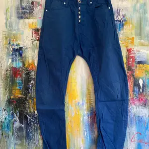Baggiga jeans från Humör, stl 32 tum, blå twill. 195 kr.