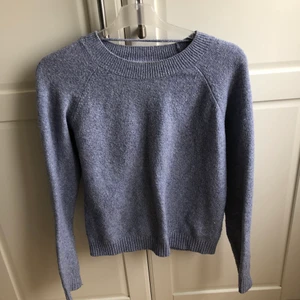 Blå stickad tröja - Blå stickad tröja från vero Moda. Jätte fin färg och mysig till hösten. Strl xs men passar mig som är s.💓