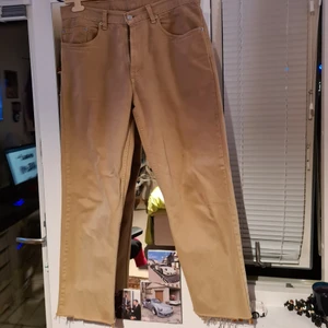 Levis jeans  - Beige 550 levis jeans. De är klippta, o längden är runt 32, så 34x32