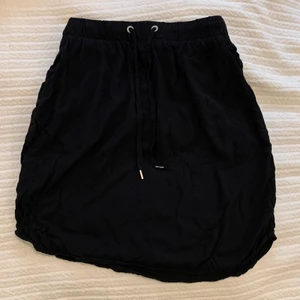 Svart kort kjol - Med fickor! Frakt 20kr eller gratis vid köp av fler än ett plagg💕