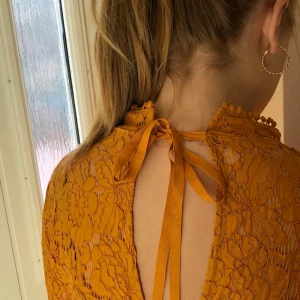 Gul/Orange klänning - Använt fåtal gånger, väldigt bra skick! Otroligt fin sommarklänning!!💕