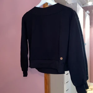 Svart tjocktröja - Superfin svart tjocktröja från Lindex som är använd ett fåtal gånger säljs nu. 