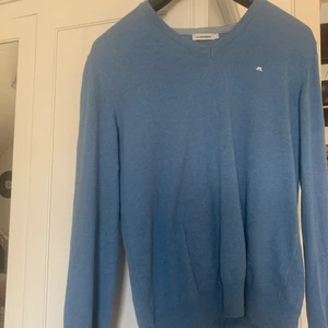 Sky blue/blue-gray vintage sweater - Den sitter lite oversized på. Köpt second hand och använt någon gång. Den är i fint skick och superskönt material ☺️