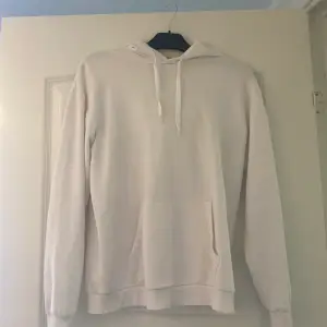 Säljer denna vita hoodie i mycket bra skick. Hoodien är köpt på Cubus och är i storlek XS men passar även S/M. Köparen står för frakt!💞