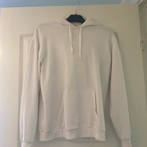 Vit hoodie - Säljer denna vita hoodie i mycket bra skick. Hoodien är köpt på Cubus och är i storlek XS men passar även S/M. Köparen står för frakt!💞