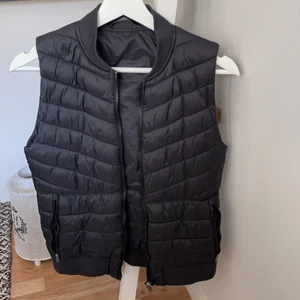 Väst storlek 34 - En fin väst som inte passar mig längre. Storlek 34 använd måtligt men inget trasigt.