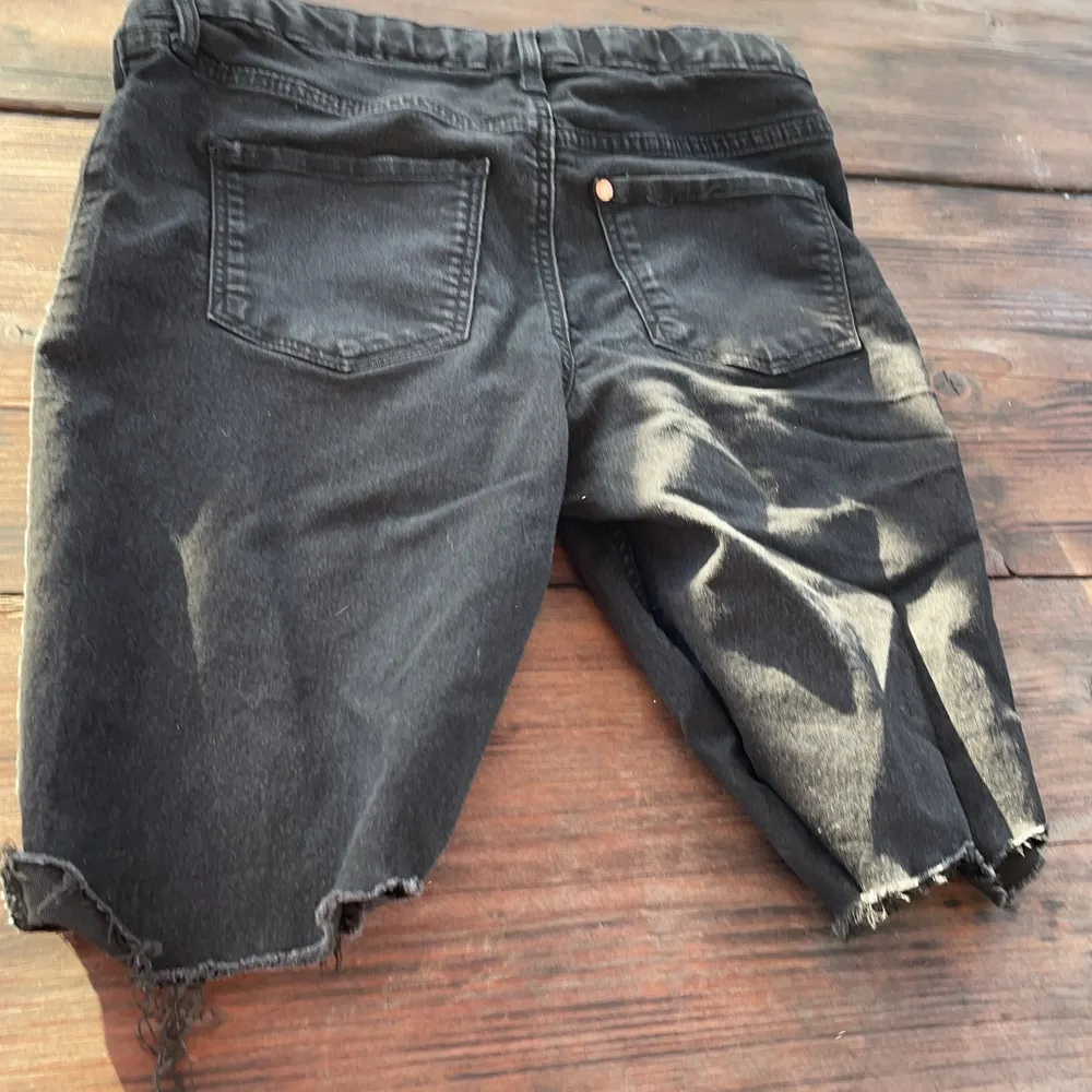 Jag säljer dessa svara jeansshorts med dragchedja och knapp☺️Små trådar som sticker ut på Båda Ändar av shortsen💞använd 3-4 gånger och är i bra skick👍🏻. Shorts.