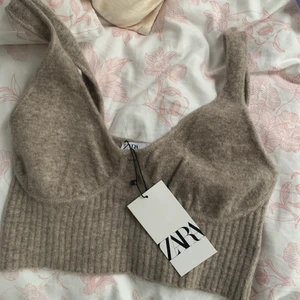 Stickad topp - Stickad topp från Zara i nyskick! Prislappen sitter kvar. Storlek S men passar från xs-m beroende på hur man vill att den sitter (jag är en storlek M). Frakt ingår!