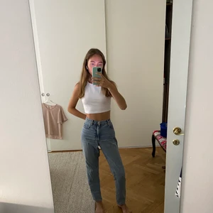  Jeans från zara - Säljer dessa snygga & bekväma jeans från zara eftersom de har blivit förstora. Supersnygg passform! Nypris: 499, storlek 38 men funkar också 34/36 om man vill ha en lite mer lös passform!