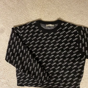 Zara tröja med text  - Säljer denna tröja från zara pågrund av att jag inte använder den, fint skick och knappt använd! Väldigt skönt material! Köparen står för frakt🤎