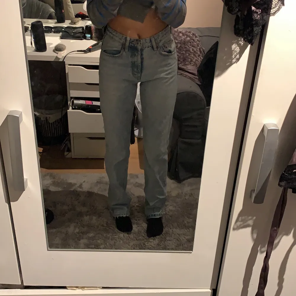 Ett par blåa raka jeans från zara i storlek 34 som tyvärr har blivit för små för mig. Dem är i bra skick eftersom dom har använts få gånger 💕. Jeans & Byxor.