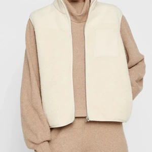 Väst  - Teddyväst som aldrig kommer till användning. Inga defekter, helt oanvänd. Storlek S/M