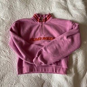 Rosa puma sweatshirt - Kortare sweatshirt från Puma i stlrk UK 10 så ca 36/38 ? Använd max 1-2 gånger. Köptes för några år sedan i Puma butiken London & har legat i en byrålåda sedan dess. Ren & i nyskick
