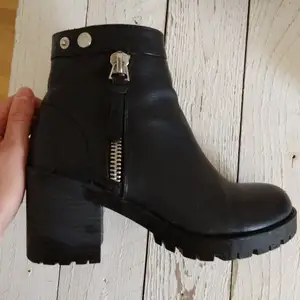 Svarta boots med klack och dragkedjedetalj (inte äkta läder) Supersköna och snygga! Perfekta nu till hösten🍂  I mycket bra skick. Storlek 37.
