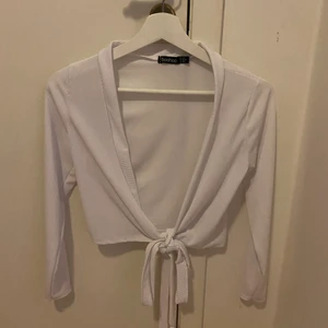 V-ringad vit tröja  - V-ringad tröja ifrån boohoo tröjan är inte rätt knuten på bilden därför ser den så v-ringad ut. 