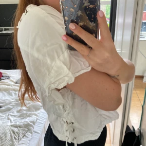 Cropped blus - Kort fin blus med volanger i armarna och snörning i sidorna, skrynklig då jag inte har något strykjärn😅