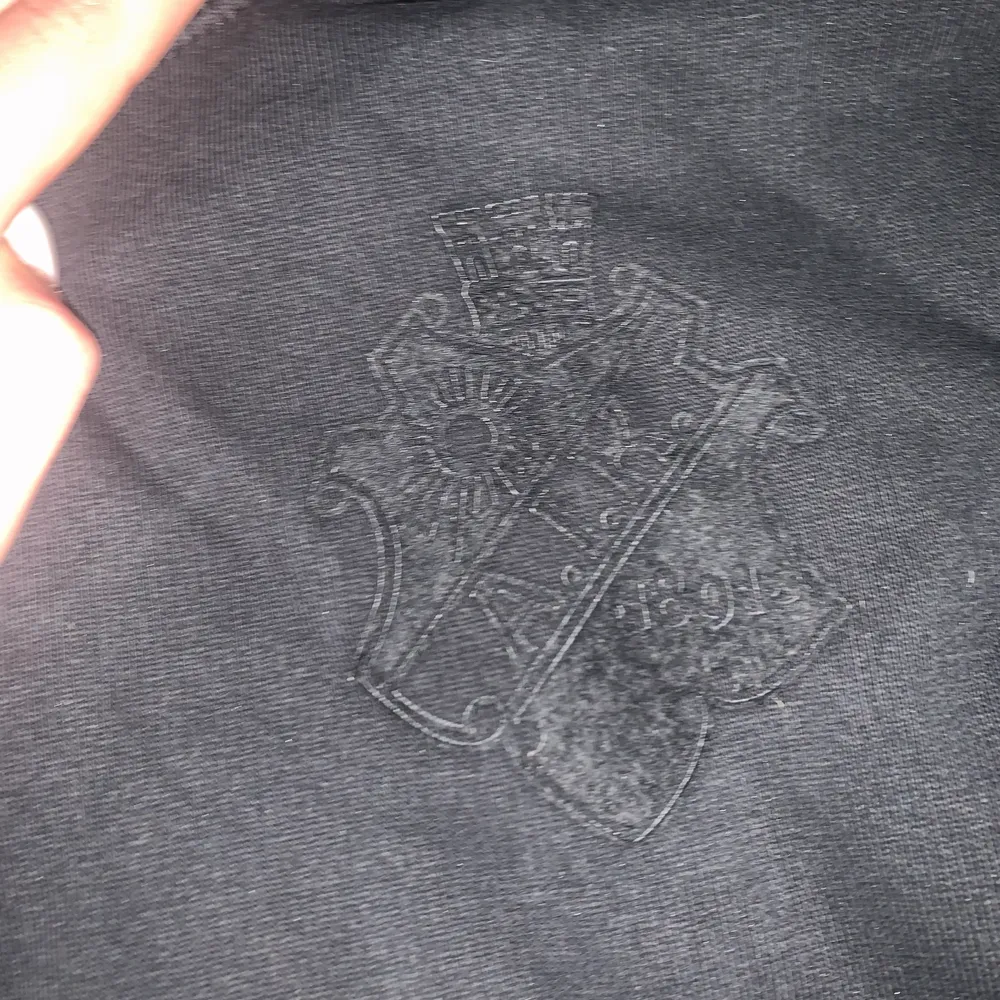 En svart AIK hoodie ifrån AIKs shop köpte för ca 2 år sen men kommer inte till användning, storlek M men skulle säga att den sitter mer som en S. Köpte för kanske runt 400kr. Hoodies.