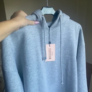 Hoodie med tryck på ryggen - Aldrig använd! Prislapp kvar. Supersnyggt tryck på ryggen 💜 passar XS-M 