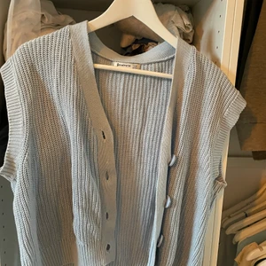 Stickad väst  - Ljusblå väst ifrån stradivarius i storlek xs 