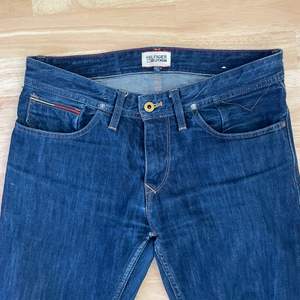 Low waist jeans from Tommy Hilfiger, comfortable, beautiful dark blue color and style, it’s for men but can also be worn by women, giving the boyfriend jeans look.