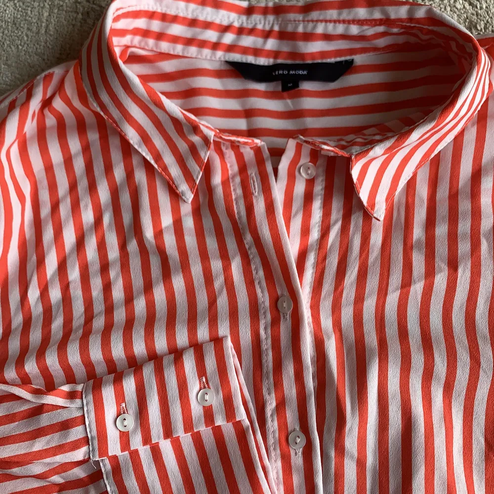 En röd vit randig skjorta från Vero Moda. Storlek M men blir självfallet endast mer overzized ifall du har mindre storlekar i vanliga fall. Frakt tillkommer eller så möts vi upp i sthlm. Skjortor.