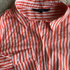En röd vit randig skjorta från Vero Moda. Storlek M men blir självfallet endast mer overzized ifall du har mindre storlekar i vanliga fall. Frakt tillkommer eller så möts vi upp i sthlm