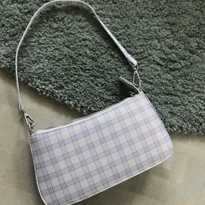 Handväska - Säljer denna supersöta handväskan som är helt oanvänd🥰 vit med blåa ränder💗 köparen står för frakt😊