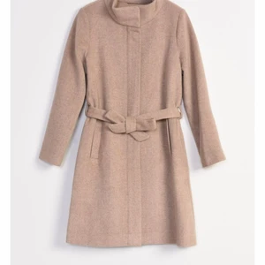 Beige kappa - Väldigt fint kappa använd 2 gånger som ny, köpt för 1999kr, kappan är slut i MQ där jag köpte, 50 % ull, kan fixa bilderna om så önskas🤗😍