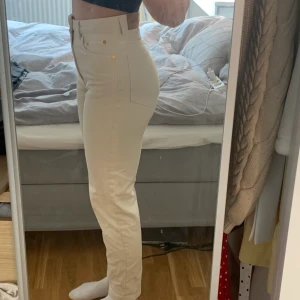 Beiga jeans från Weekday - Jeans från weekday. Byxorna är i bra skick och är i modellen lash. 