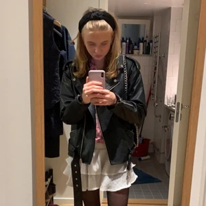 Skinn jacka  - En jacka från missguided, bra begagnat skick. Säljs då jag köpt en mindre som är mer min stil. Super fin. Stl 36. Som men ser på bilderna är jackan av de längre modellen 