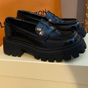 Svarta loafers - Chunky svarta loafers i storlek 38, perfekt nu till hösten! Bara använda ute en gång då de var för stora på mig. Köparen står för frakt! 🤍                                     obs! jag tycker att de är lite stora i storleken