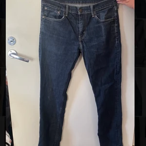 Levis jeans - Storlek 32/32, midjemått 84 cm och lår 42cm! Killmodell men funkar lika bra på tjejer:) frakt 66kr 