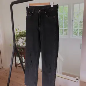 Weekdays Voyage jeans i strl 26/28! Så fina men blivit lite för tighta för mig! 