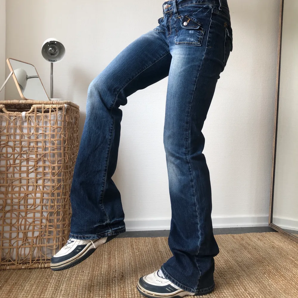 Skitsnygga lågmidjade bootcuts från 00talet!! Jag är 170cm lång! 🧡 midjemått: 83cm, innerben: 88cm! . Jeans & Byxor.