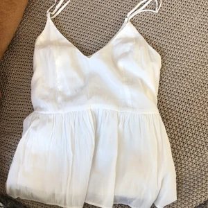 Linne - Super fint linne från Nelly i storlek 36/s men passar även 34/xs! Inte genomskinligt och reglerbara band, 50 kr 🥰