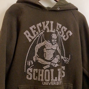 Reckless Scholars Hoodie  - Säljer denna feta hoodien från Reckless Scholars, köpt har på Plick, den är i bra och fint skick, alla stenar är kvar. Skulle också kunna tänka mig att byta mot en one of one hoodie. Hör gärna av dig om du har fler frågor.💙💙