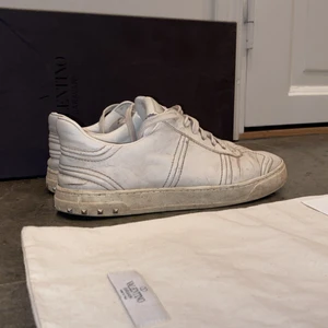 Valentino Flycrew sneakers storlek 40 - Valentino Flycrew sneakers i storlek 40 men passar aningen större. Materialet är läder. 1 nit saknas på vardera sko och det finns slitage. Sulan har camouflage mönster. Dustbag samt box ingår. Köpta för ca 5000kr