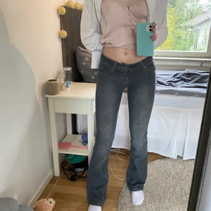 lågmidjade bootcut/ straightleg jeans - Jag säljer dessa asballa vintage gråblåa lågmidjade jeansen som är straightleg ish:) storlek 24 men passar mig som vanligtvis har stl 25 och är ner till golvet för mig som är 171 cm lång! Frakt på 66 kr tillkommer och den som budar högst får köpa!