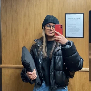 Puffer jacket, Zara  - Puffer jacka från zara i storlek S, köpt i januari 2021 för ca 600kr. Jätte bra skick och inga defekter. Höst/vår jacka dock ganska varm. Skriv för fler bilder!!!