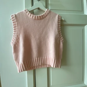 Zara väst  - Supersöt väst från Zara i en fin rosa färg, storlek M men är ganska kort så den passar XS-S bäst💞