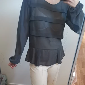 Grå sheer blus från vila storlek small - Grå, lite genomskinlig blus från vila i storlek small. Brukar ha linne under eller svart/hudfärgad bh som knappast syns igenom (som den vita på bild). Kan lämnas i Jönköping, annars står köparen för frakten. 