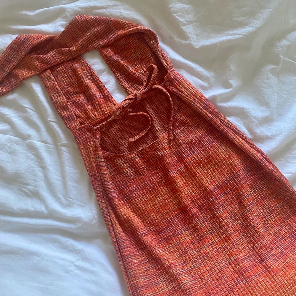 Jättefin klänning från ASOS i orange/röd färg som man knyter runt halsen, storlek 36 ❤️‍🔥. Klänningar.