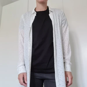 Lång sval skjorta  - En lång skjorta, funkar bra till ett par höga jeans. Använd ett fåtal gånger, bra skick. 