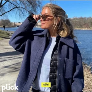 Söker  - Söker denna jacka ifrån nakd, skriv gärna ifall ni vet någon som säljer eller vill sälja 💕 grå, grön, blå spelar ingen roll! Storlek 36/38💕