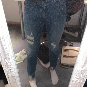 Blåa superfina Lee jeans med hål🥰 - Säljer nu mina sjukt snygga lee jeans i strl W26 L33 🥰Super fina och super sköna i ett stretchigt material<33💘