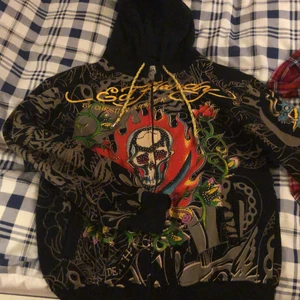 Ed hardy zip hoodie - 10/10 cond med alla rhinestones kvar. 
