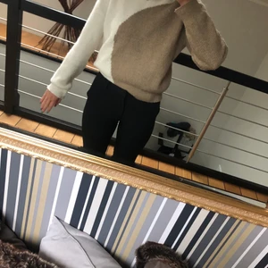 Stickad tröja - En stickad tröja med cappuccino färg blandat med vit. Från nakd i storlek s