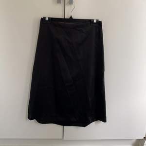 Längre svart kjol i storlek S. Funkar både lågmidjat och högmidjat beroende på vad man föredrar/hur lång man vill ha den. Väldigt skönt och svalt material. 